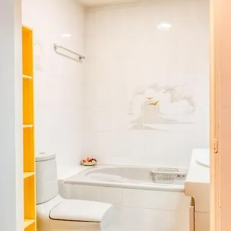 Cozy 4 Person Retreat Near Beach Apartman