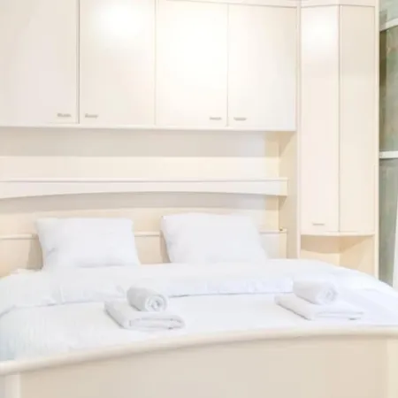 Cozy 4 Person Retreat Near Beach Apartman *